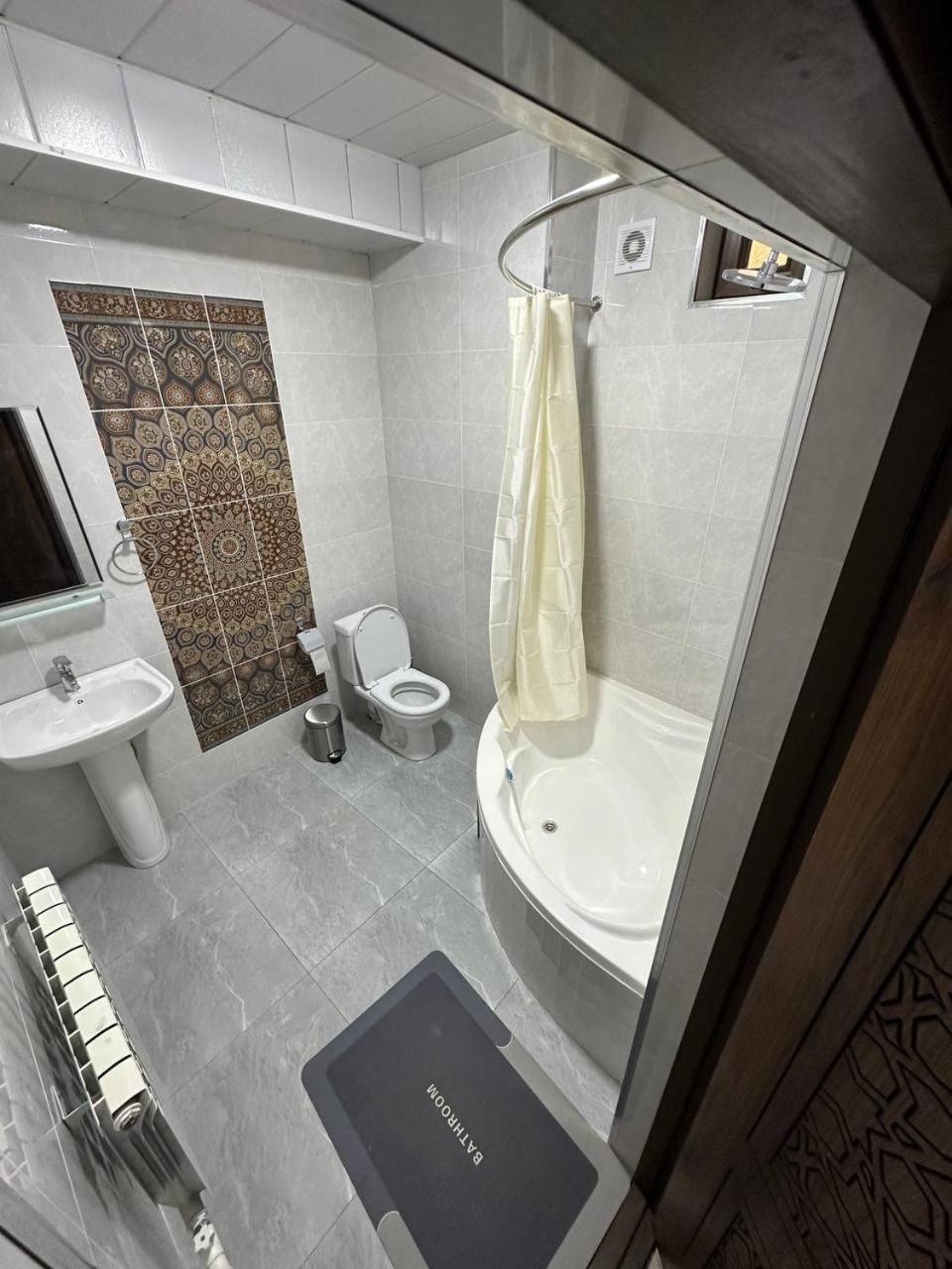 בוקורו Everland Guest House מראה חיצוני תמונה