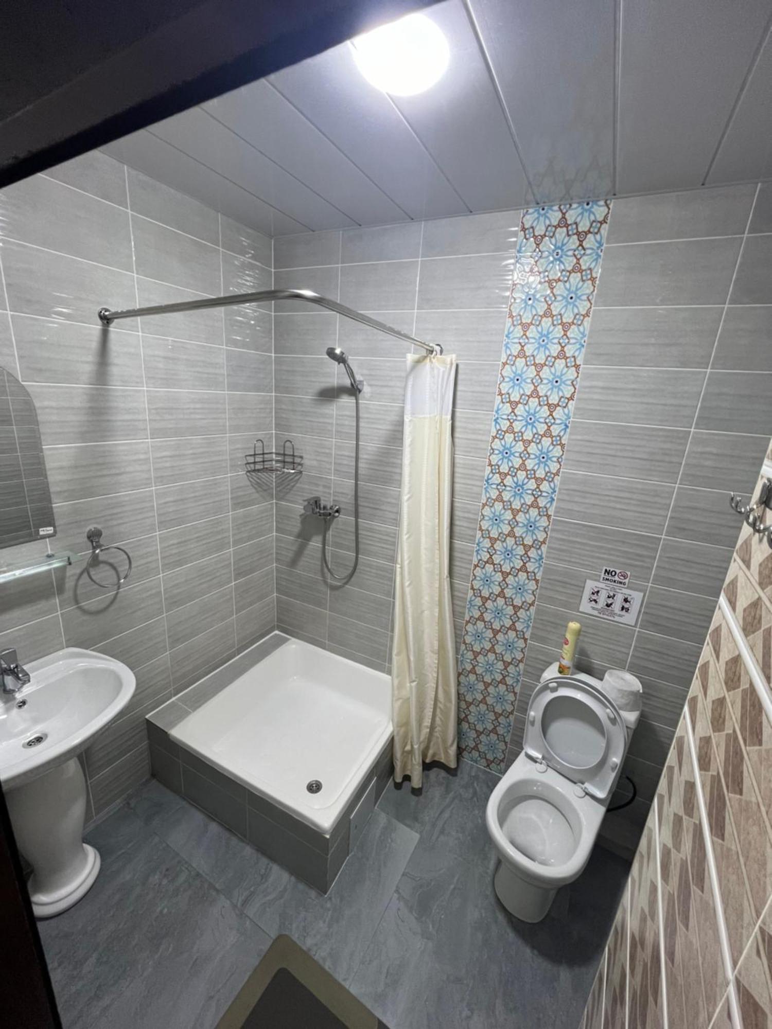 בוקורו Everland Guest House מראה חיצוני תמונה