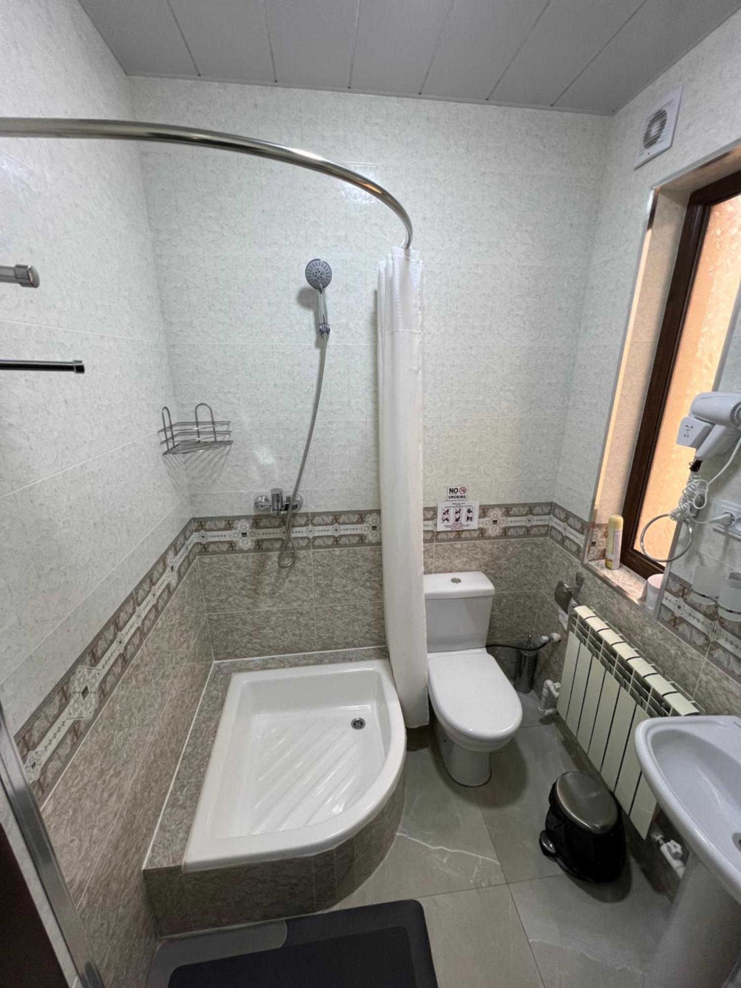 בוקורו Everland Guest House מראה חיצוני תמונה