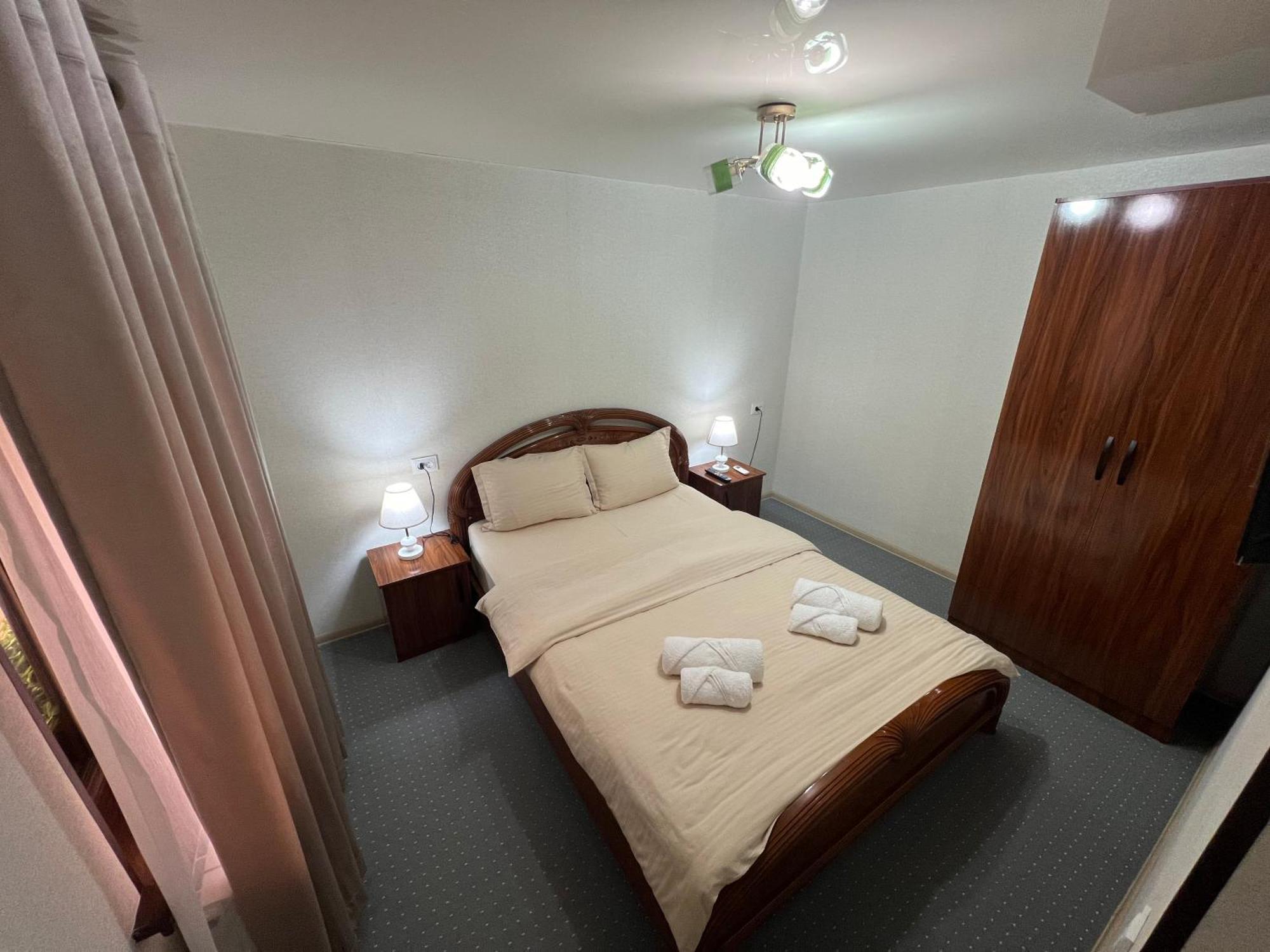 בוקורו Everland Guest House מראה חיצוני תמונה